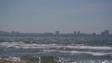El değmemiş egzotik sahillerin temiz kumlu sahillerinde dalgalar akıyor. Karadeniz, Rusya ve Anapa 'nın kumsalları.