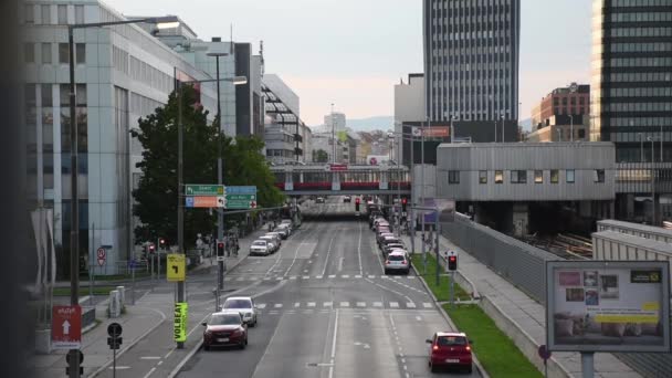 Junho 2019 Viena Áustria Viena Bairro Moderno Ruas Noturnas Edifício — Vídeo de Stock