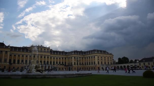 Des Nuages Sombres Rassemblent Dessus Schonbrunn Baroque Schloss Schnbrunn Vidéo — Video