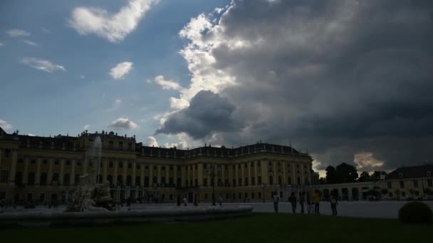 Nad Schonbrunnem Stahují Tmavé Mraky Schloss Schnbrunn Video Časových Prodlev — Stock video