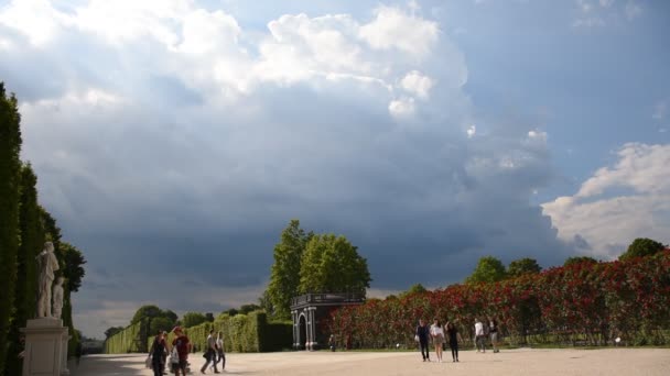 Cerca Jardim Céu Chuvoso Dramático Palácio Schonbrunn Schloss Schnbrunn — Vídeo de Stock