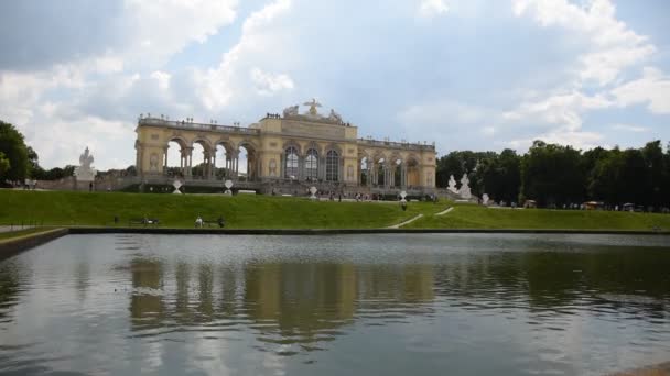 Gloriette在维也纳Schonbrunn Schloss Schnbrunn 戏剧性的天空下 维也纳的主要旅游胜地之一 教科文组织世界遗产场址 — 图库视频影像