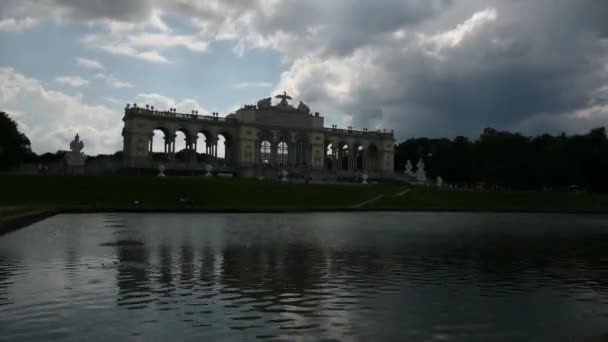 维也纳Schonbrunn Schloss Schnbrunn 的冰川和雨天 维也纳的主要旅游胜地之一 教科文组织世界遗产场址 — 图库视频影像