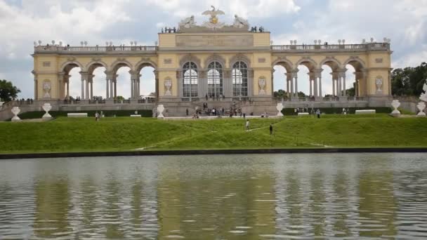 Gloriette Pond Schonbrunn Schloss Schnbrunn Vienna 维也纳的主要旅游胜地之一 教科文组织世界遗产场址 — 图库视频影像