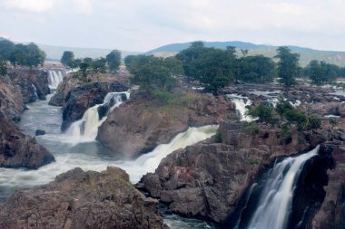 Hogenakkal Falls tam güçle