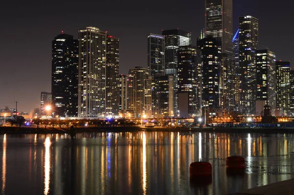 Chicago, Illinois - ABD - 31 Aralık 2016: Skyline Chicago'dan Navy Pier