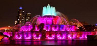 Chicago, Illinois - ABD - 2 Temmuz 2016: Buckingham Çeşmesi ve Chicago manzarası
