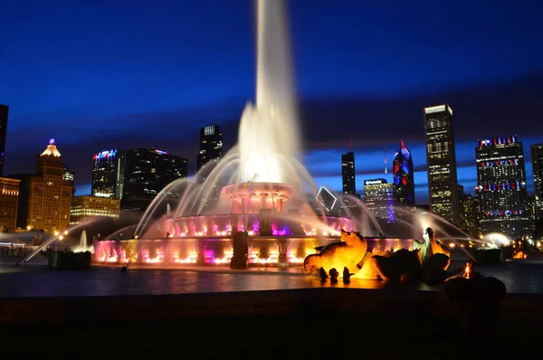 Chicago Illinois Estados Unidos Julio 2016 Buckingham Fountain Chicago Skyline — Foto de Stock