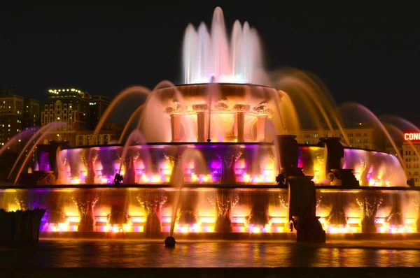 Chicago, Illinois - ABD - 2 Temmuz 2016: Buckingham Çeşmesi gece Grant Park'ta