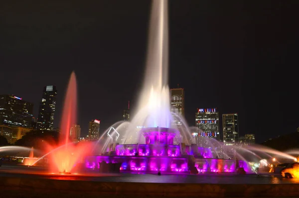 Chicago Illinois Estados Unidos Julio 2016 Buckingham Fountain Pink Lights — Foto de Stock