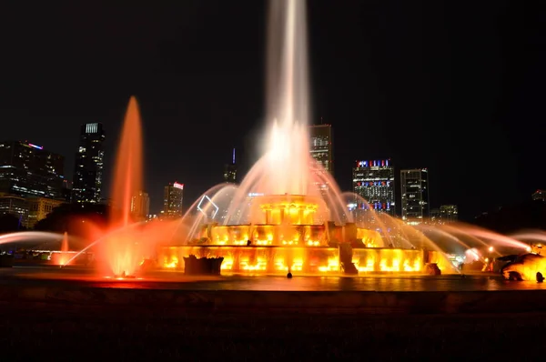 Chicago Illinois Estados Unidos Julio 2016 Buckingham Fountain Yellow Lights — Foto de Stock