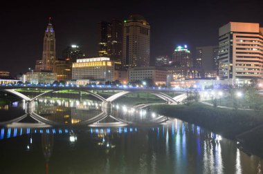 Columbus, Ohio - ABD - 28 Ağustos 2016: Columbus manzarası ve nehir alacakaranlıkta
