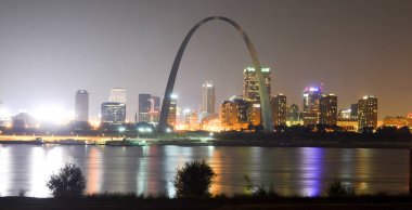 St.Louis, Missouri - ABD - 6 Eylül 2015: Saint Louis manzarası ile Mississippi Nehri