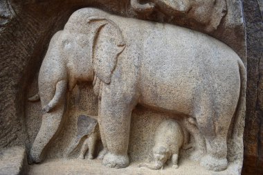 Chennai, Tamilnadu - Hindistan - 09 Eylül 2018: Kesik kaya fil bir grubu temsil eden heykeller