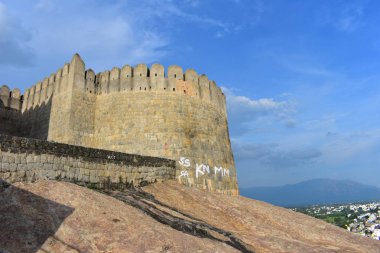 Namakkal, Tamilnadu - Hindistan - 17 Ekim 2018: Namakkal Kalesi ve şehir görünümü