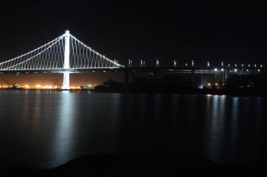 San Francisco, California, ABD - 31 Ağustos 2015: San Francisco Körfez Köprüsü defne ışıkları