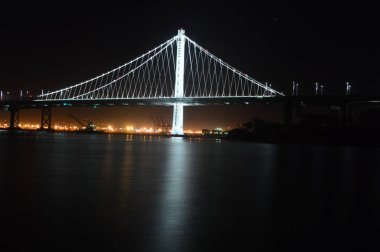 San Francisco, California, ABD - 31 Ağustos 2015: Körfez Köprüsü ışıklar