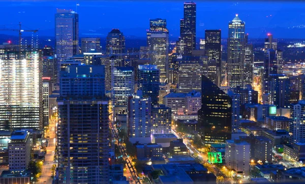 Seattle, Washington, ABD - 17 Nisan 2015: Uzay iğne gece görünümü