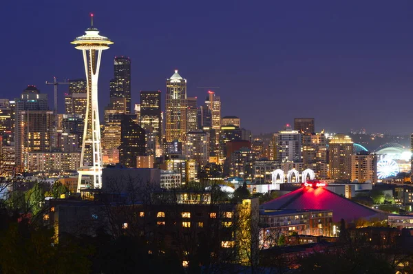 Seattle, Washington, ABD - 17 Nisan 2015: Space Needle ve Downtown Seattle manzarası, gece