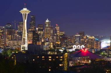 Seattle, Washington, ABD - 17 Nisan 2015: Seattle manzarası ile gece Space Needle