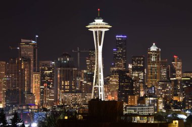 Seattle, Washington, ABD - 17 Nisan 2015: Space Needle ve Downtown Seattle manzarası, gece
