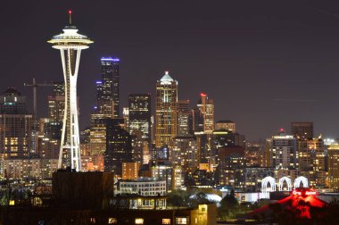 Seattle, Washington, ABD - 17 Nisan 2015: Space Needle ve Downtown Seattle manzarası