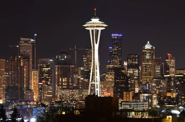 Seattle, Washington, ABD - 17 Nisan 2015: Space Needle ve Downtown Seattle manzarası, gece