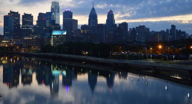 Philadelphia, Pennsylvania, Amerika Birleşik Devletleri - 12 Eylül 2015: Philadelphia manzarası ve Schuylkill Nehri
