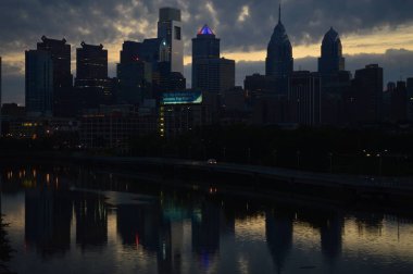 Philadelphia, Pennsylvania, Amerika Birleşik Devletleri - 12 Eylül 2015: Philadelphia manzarası ve Schuylkill Nehri