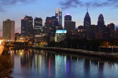 Philadelphia, Pennsylvania, Amerika Birleşik Devletleri - 12 Eylül 2015: Philadelphia manzarası ve Schuylkill Nehri