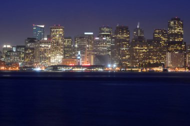San Francisco, California, ABD - 31 Ağustos 2015: San Francisco manzarası ve Oakland Körfezi Köprüsü'nden gece Treasure Island görünümü