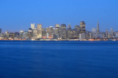 San Francisco, California, ABD - 31 Ağustos 2015: San Francisco manzarası ve Oakland Körfezi Köprüsü'nden gece Treasure Island görünümü