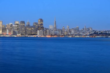 San Francisco, California, ABD - 31 Ağustos 2015: San Francisco manzarası ve Oakland Körfezi Köprüsü'nden gece Treasure Island görünümü