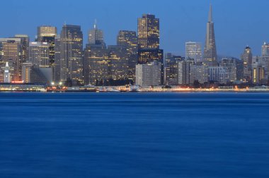 San Francisco, California, ABD - 31 Ağustos 2015: San Francisco manzarası ve Oakland Körfezi Köprüsü'nden gece Treasure Island görünümü