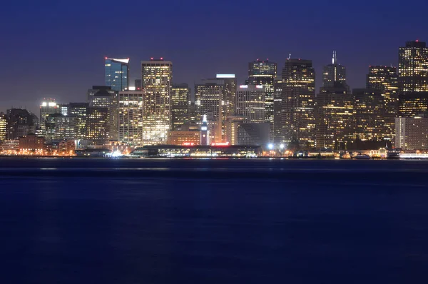 サンフランシスコのスカイラインと夜宝島からオークランド ベイブリッジのサンフランシスコ カリフォルニア アメリカ合衆国 2015 ビュー — ストック写真