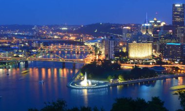 Pittsburgh, Pennsylvania, Amerika Birleşik Devletleri - 18 Temmuz 2015: Pittsburgh manzarası, gece gelen Mount Washington