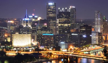 Pittsburgh, Pennsylvania, Amerika Birleşik Devletleri - 18 Temmuz 2015: Pittsburgh manzarası, gece gelen Mount Washington