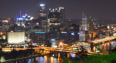 Pittsburgh, Pennsylvania, Amerika Birleşik Devletleri - 18 Temmuz 2015: Pittsburgh manzarası, gece gelen Mount Washington