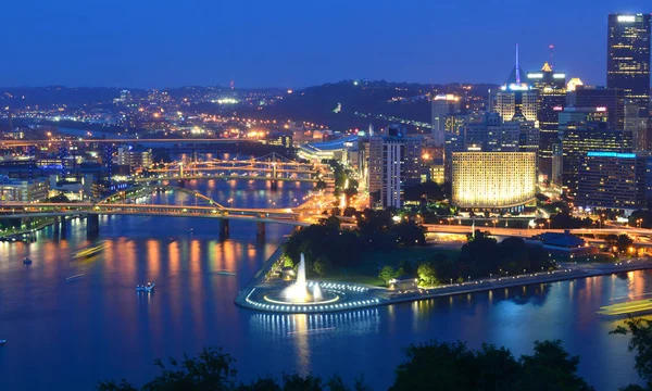 Pittsburgh, Pennsylvania, Amerika Birleşik Devletleri - 18 Temmuz 2015: Pittsburgh manzarası, gece gelen Mount Washington