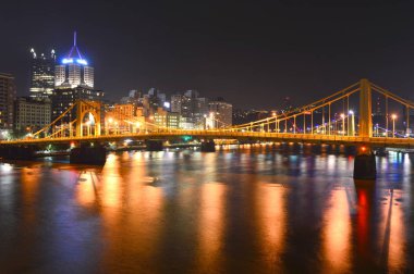 Pittsburgh, Pennsylvania, Amerika Birleşik Devletleri - 18 Temmuz 2015: Roberto Clemente Köprüsü ve Pittsburgh manzarası, gece