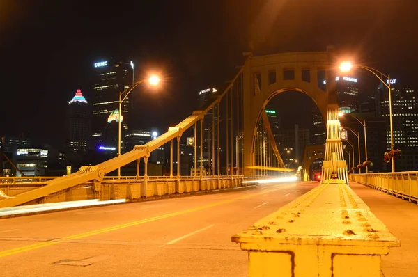 Pittsburgh Pennsylvania Usa Luglio 2015 Roberto Clemente Bridge Pittsburgh Skyline — Foto Stock