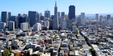San Francisco, California, ABD - 31 Ağustos 2015: San Francisco manzarası ve Transamerica Pyramid üstünden Coit Tower