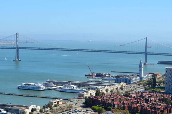 San Francisco, California, Amerikai Egyesült Államok - augusztus 31., 2015: Bay Bridge és San Francisco Ferry Building — Stock Fotó