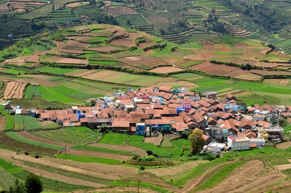 Poombarai dorp en terras landbouw in Kodaikanal — Stockfoto