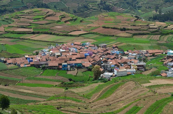 Poombarai dorp en terras landbouw in Kodaikanal — Stockfoto