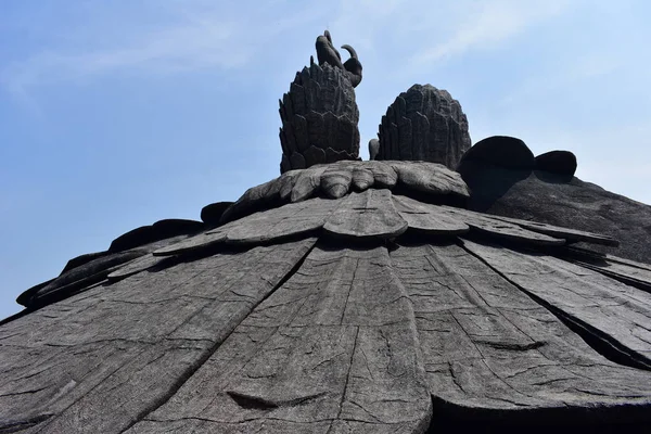 Kollam, Kerala, India - 2 de marzo de 2019: El ala de la escultura Jatayu — Foto de Stock