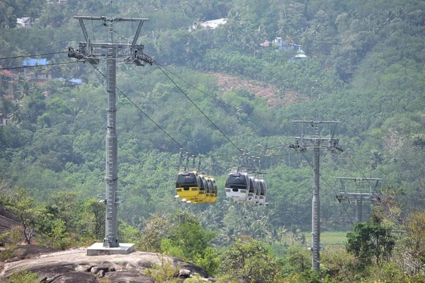 Kollam, Kerala, Indie - 2 marca 2019: Kolejki linowej jeździć do parku przyrody Jatayu — Zdjęcie stockowe