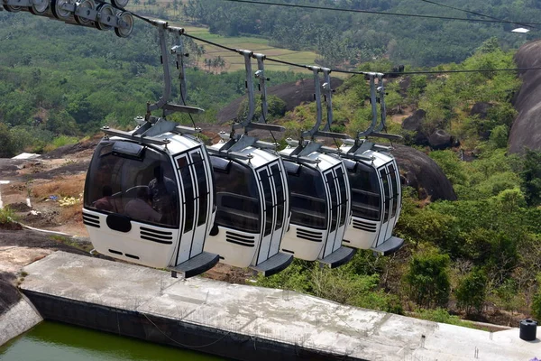 Kollam, Kerala, Índia - 2 de março de 2019: O passeio de teleférico para o parque natural de Jatayu — Fotografia de Stock