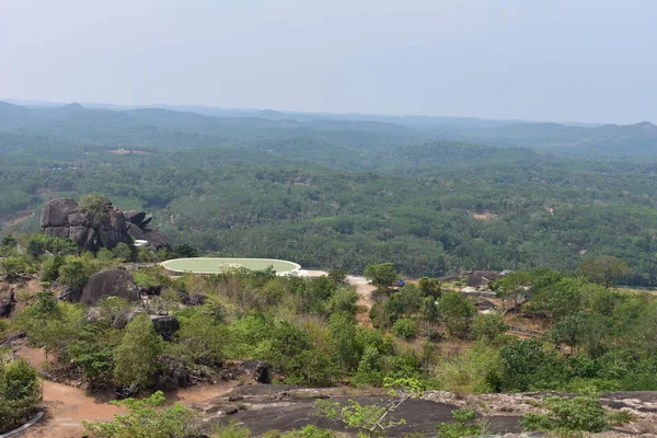 Kollam, Kerala, India - 2 marzo 2019: La bellezza paesaggistica della lussureggiante valle verde — Foto Stock