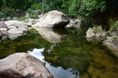 Nehir üzerinde Kaya Yansıması